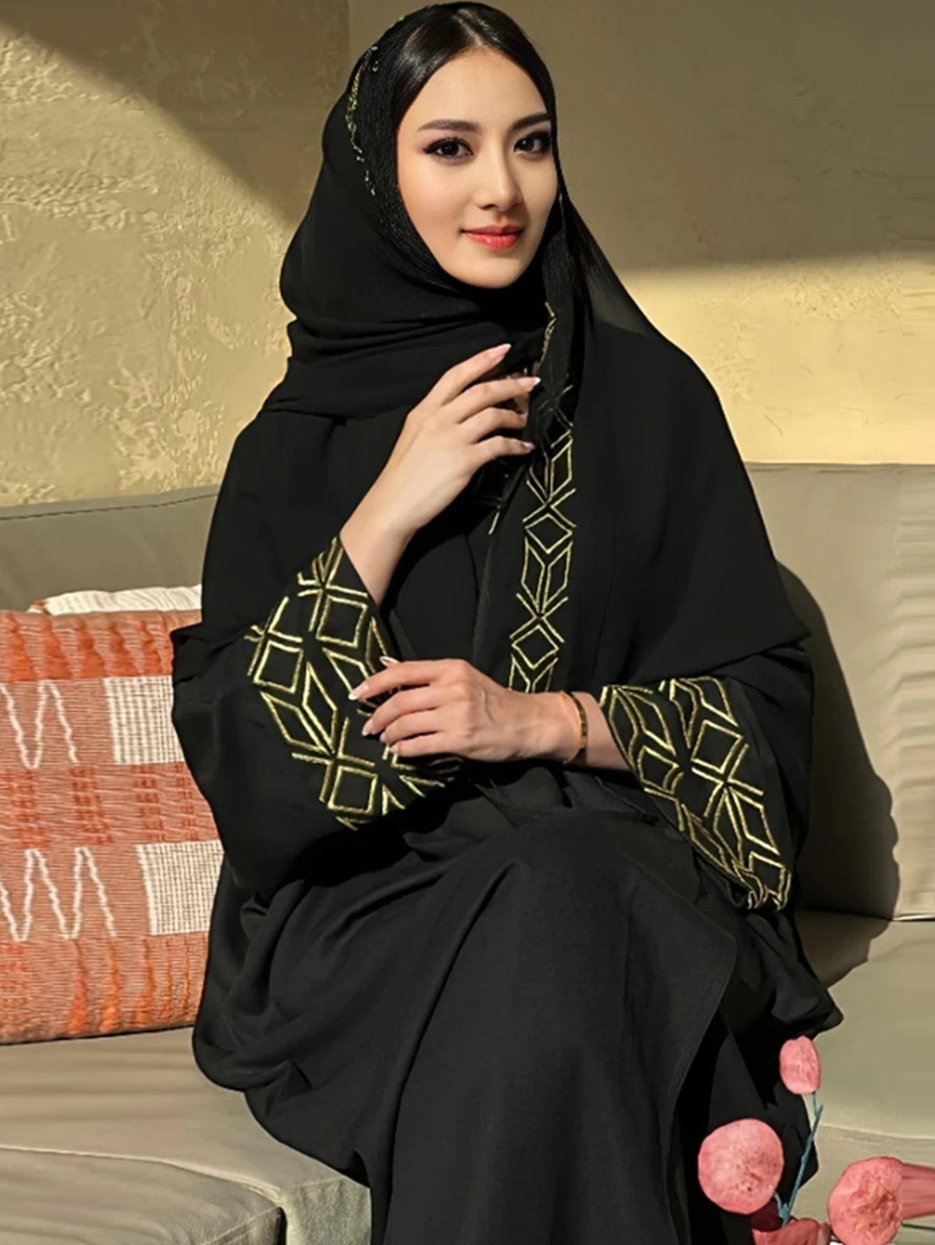 Bestickte Abaya und Hijab