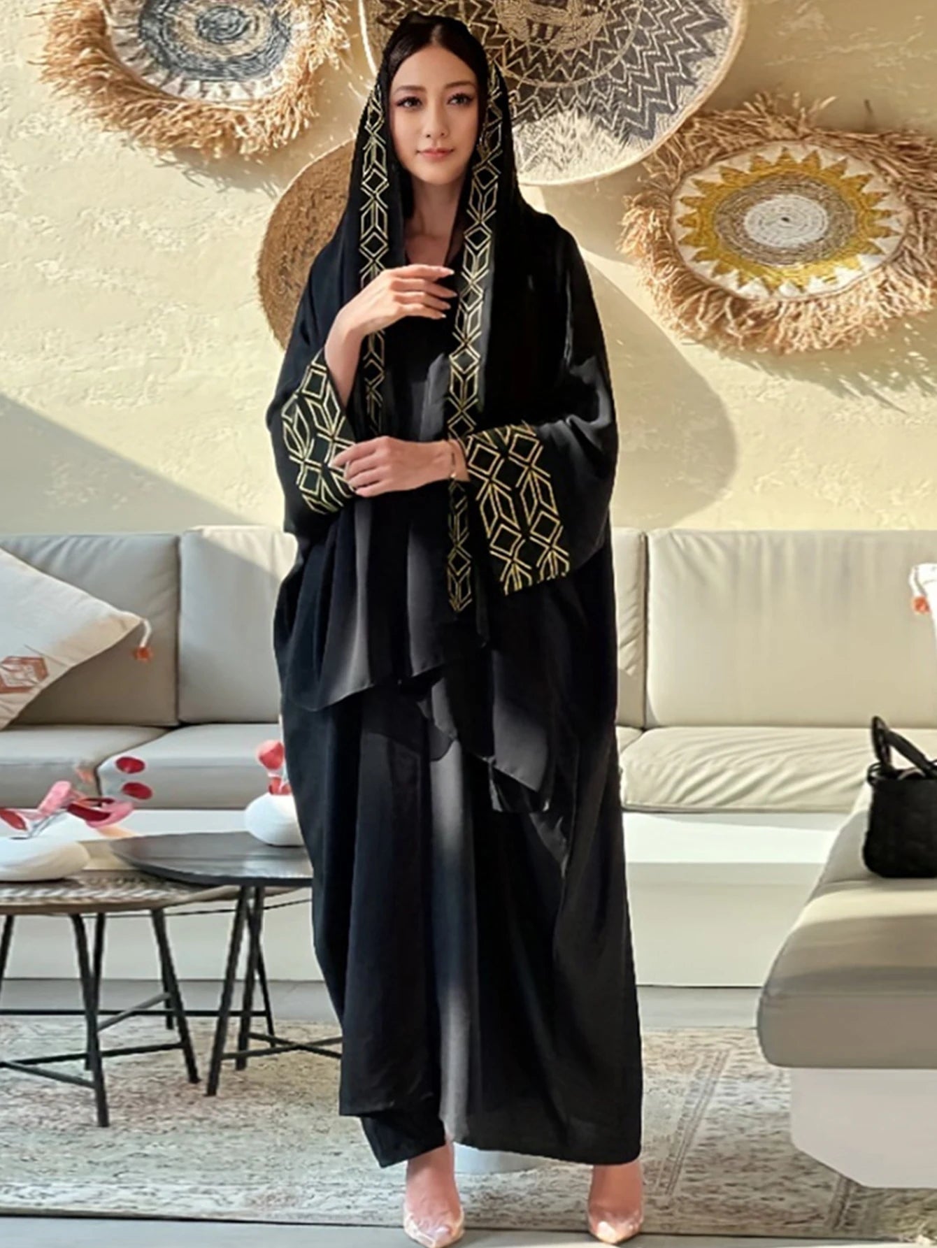 Bestickte Abaya und Hijab