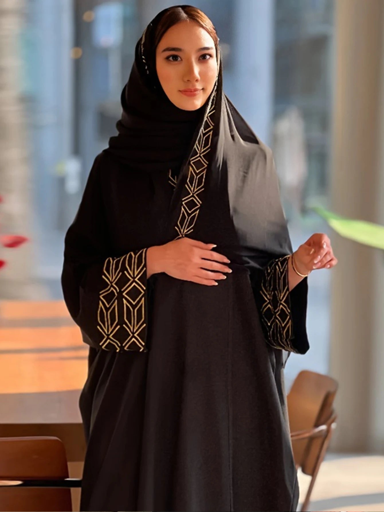 Bestickte Abaya und Hijab