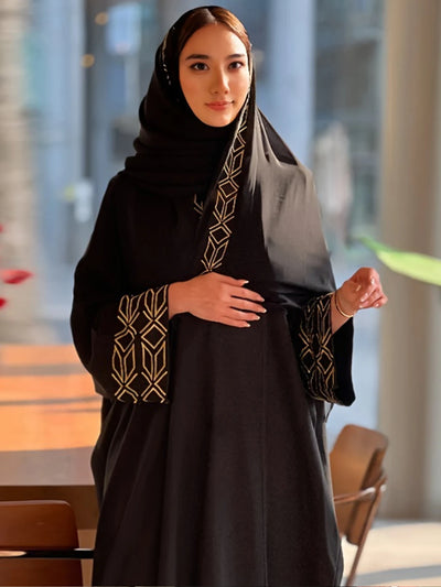 Bestickte Abaya und Hijab